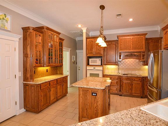 5th image of 720 Maplewood Dr