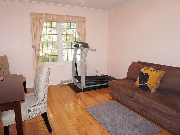 4th image of 4 Laurelwood Dr