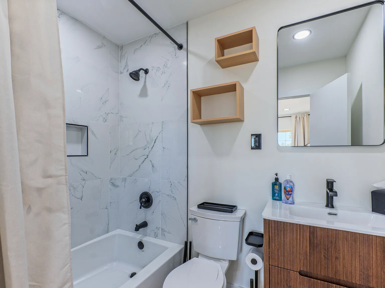 5 bed, 2440 sqft, $1,300 — Photo 3