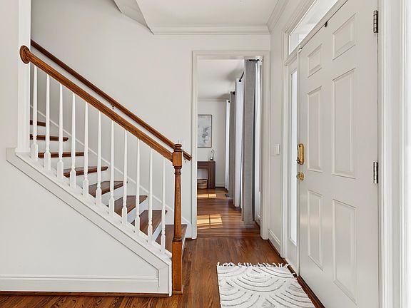 3rd image of 108 Loyola Cir