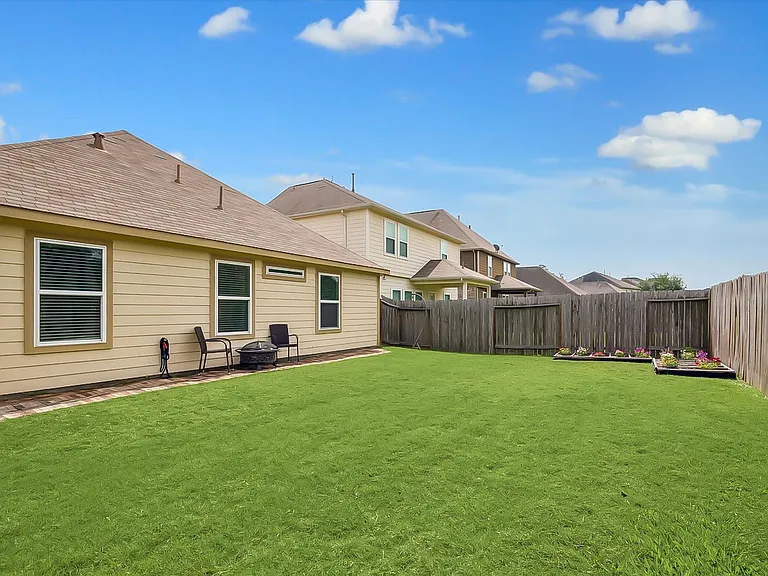 2615 Magnolia Fair Way — Photo 3
