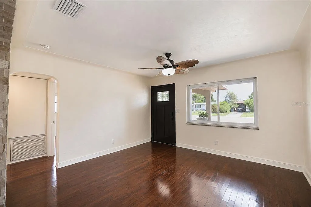 3 bed, 2.0 bath, 1395 sqft, $2,800 — Photo 4