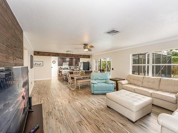 3rd image of 2933 Rosewood Pl