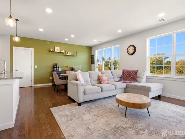 748 Lorhan Dr, Piscataway, NJ 08854