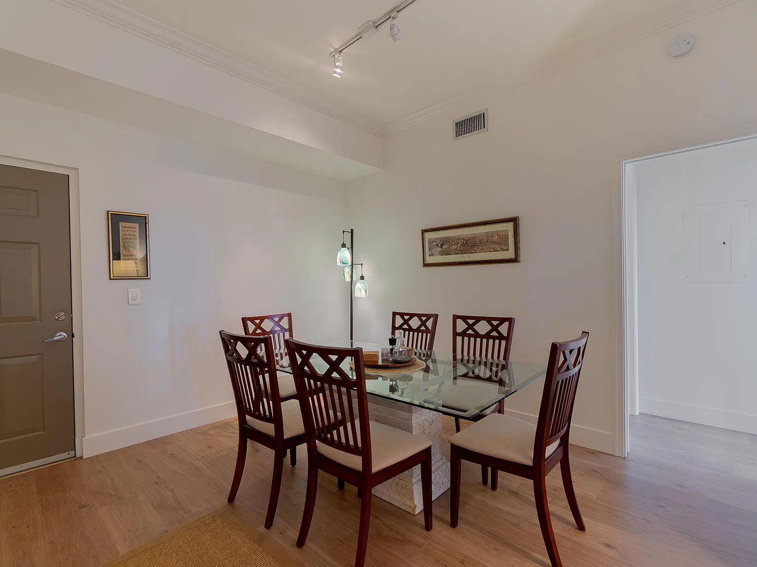 2 bed, 2.0 bath, 1174 sqft, $5,000 — Photo 2