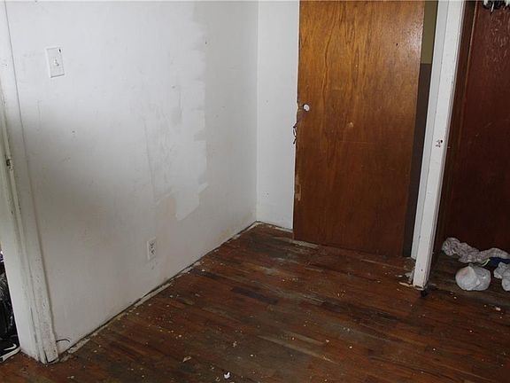 3rd image of 1505 N Grand St