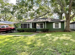 111 Sycamore St, Lake Jackson, TX 77566