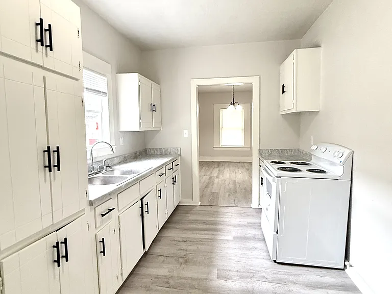 1105 NW Burch St — Photo 2