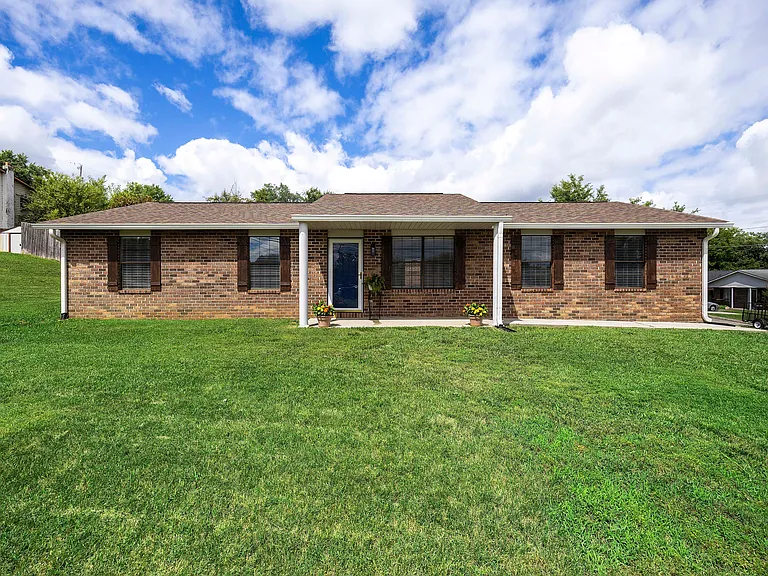801 Valerie Ln — Photo 2