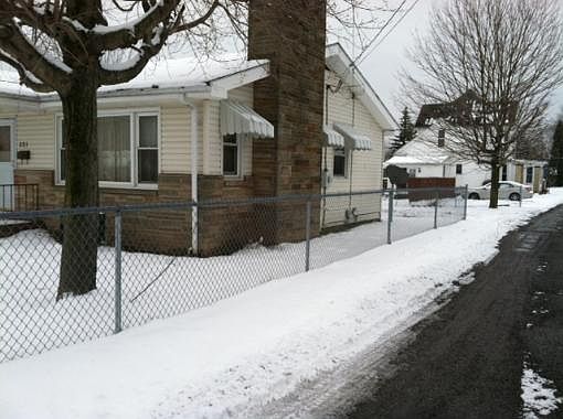 2nd image of 201 Plum St