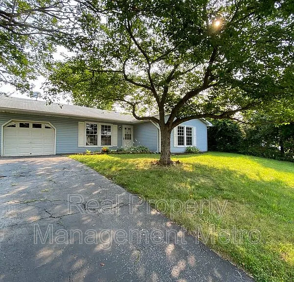 1902 Stonehearth Ct — Photo 3