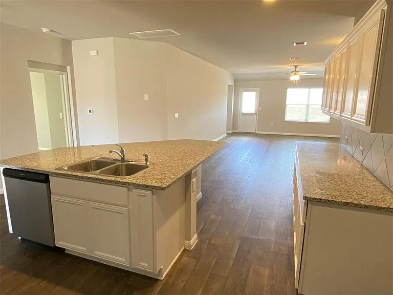 10708 Seguin St — Photo 7