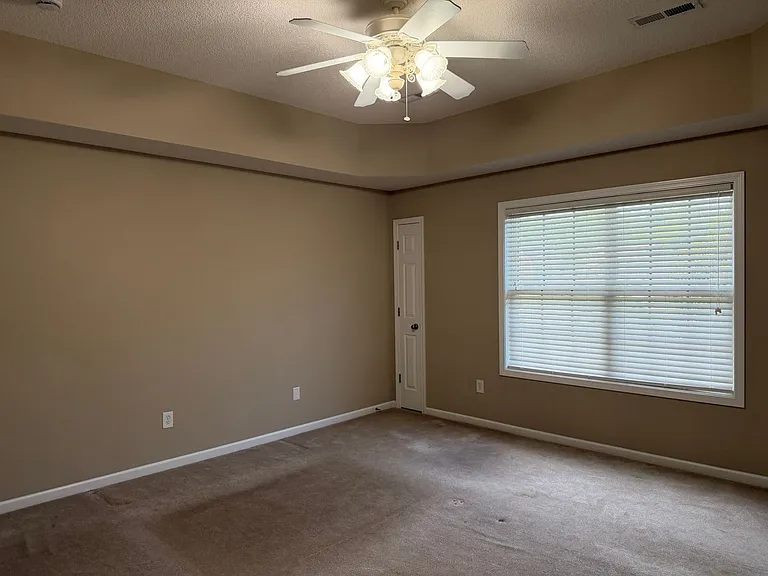 492 Glenshire Ln — Photo 11
