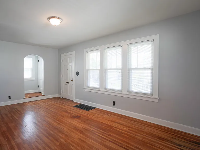 815 E Chestnut St — Photo 13