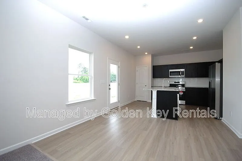 3 bed, 2.5 bath, 1800 sqft, $2,000 — Photo 4