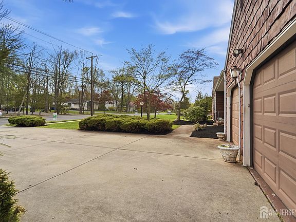 5th image of 1177 Aaron Rd