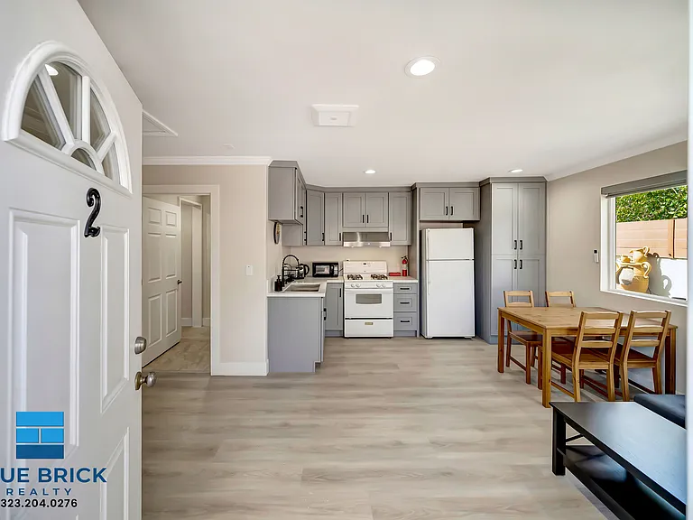 5843 Vanalden Ave — Photo 13