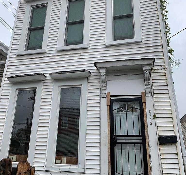 2nd image of 2145 Duncan St