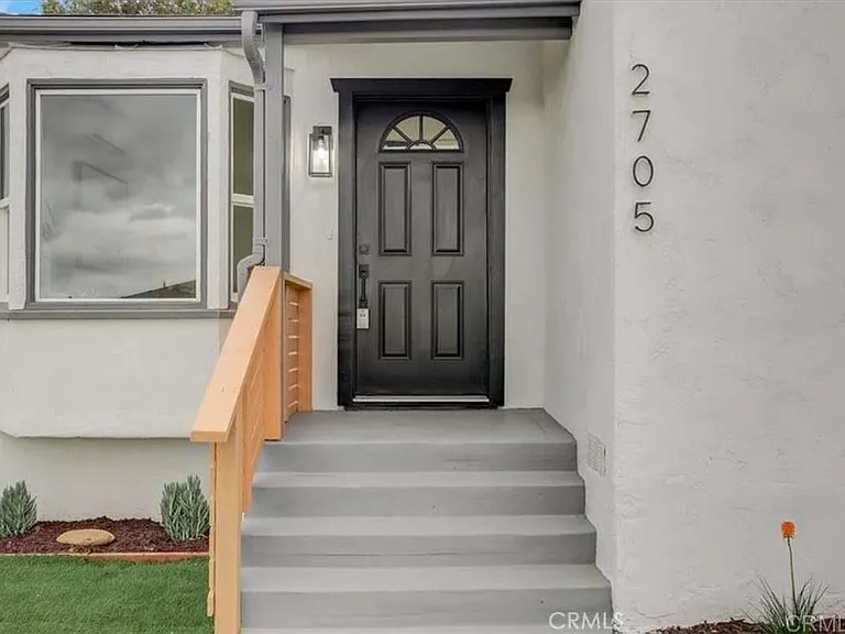 2705 Dennis Ln — Photo 2