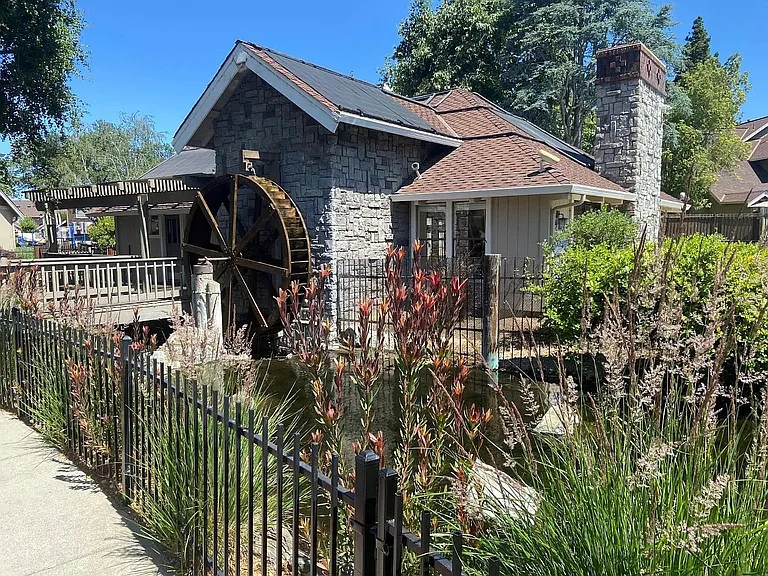 405 Creekside Ln — Photo 15