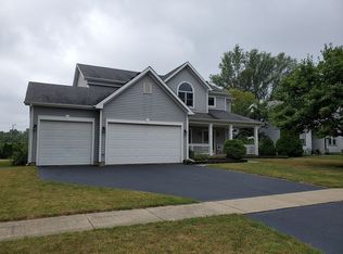 107 Crystal Ridge Dr, Crystal Lake, IL 60012