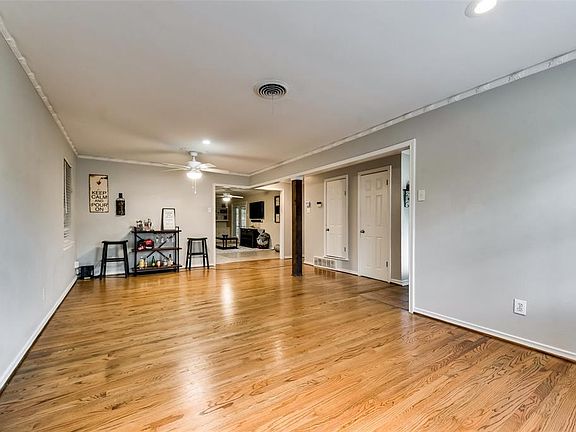 5th image of 7943 Claremont Dr