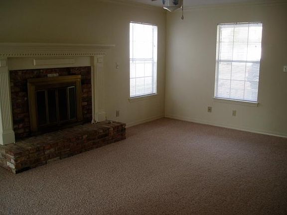 4th image of 2610 Windsor Ln N