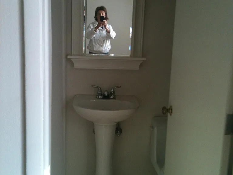 POWDER ROOM -FIRST FLOOR
