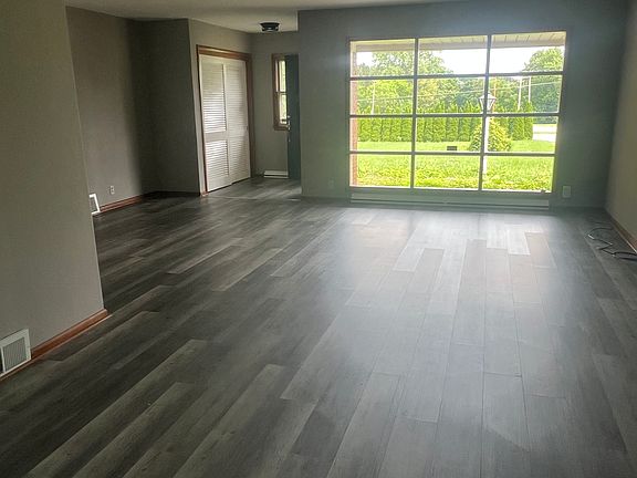 3rd image of 1604 Green Bay N
