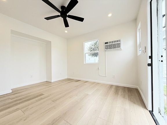 4th image of 1163 1/2 E 70th St