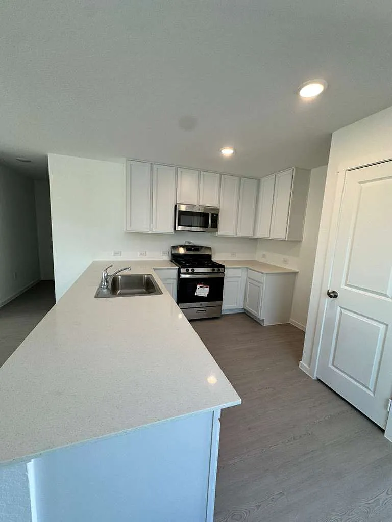 4 bed, 1600 sqft, $2,120 — Photo 2