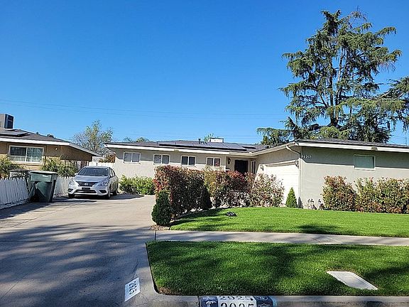 3rd image of 2925 E Ashcroft Ave
