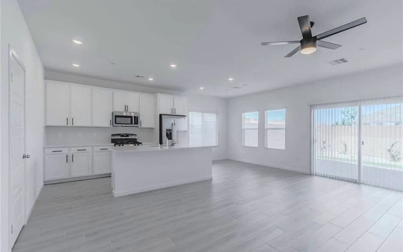 4 bed, 2.5 bath, 2588 sqft, $3,000 — Photo 2