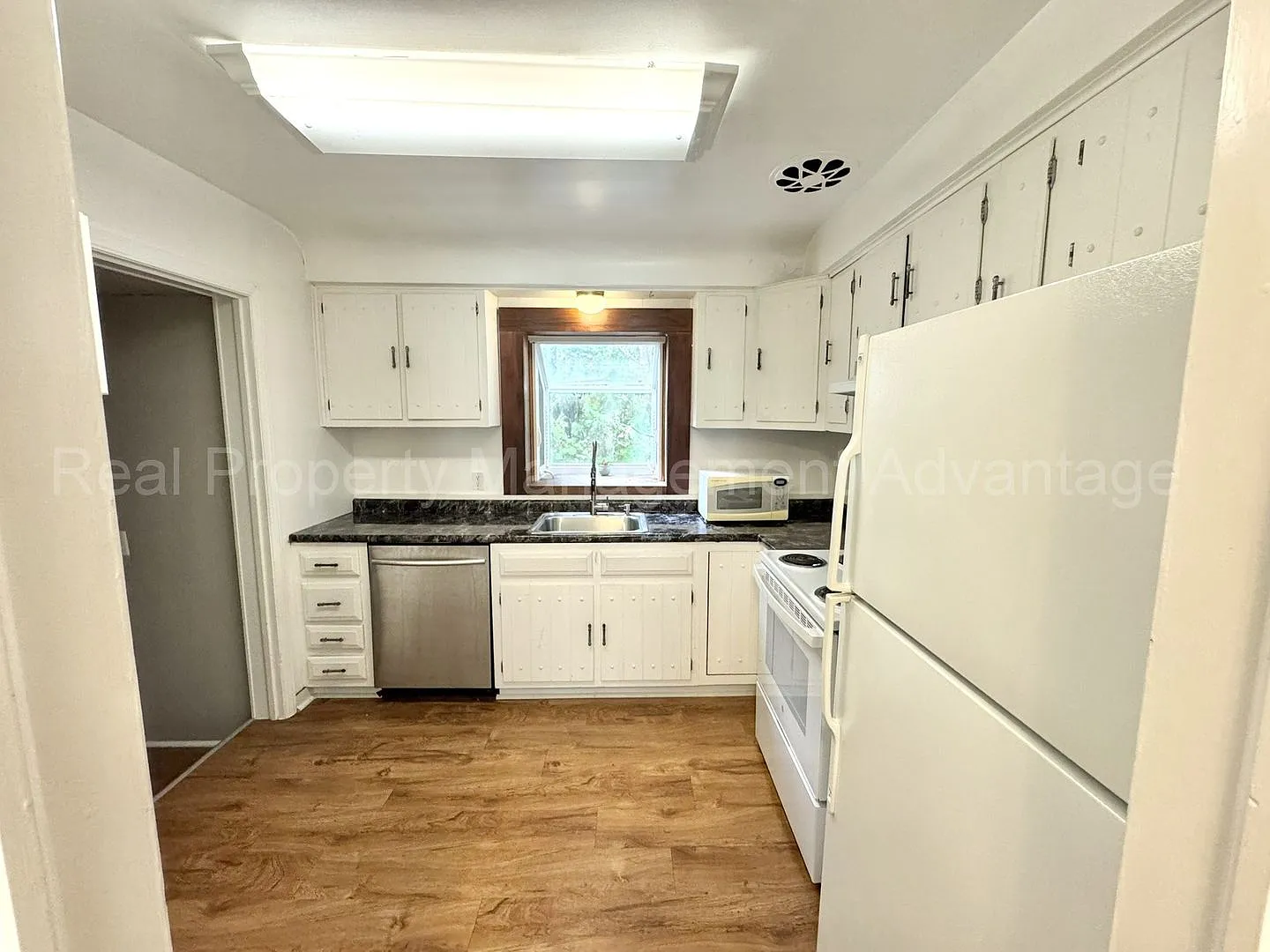 Charming Royal Oak Living in a Prime Neighborhood! — Photo 4