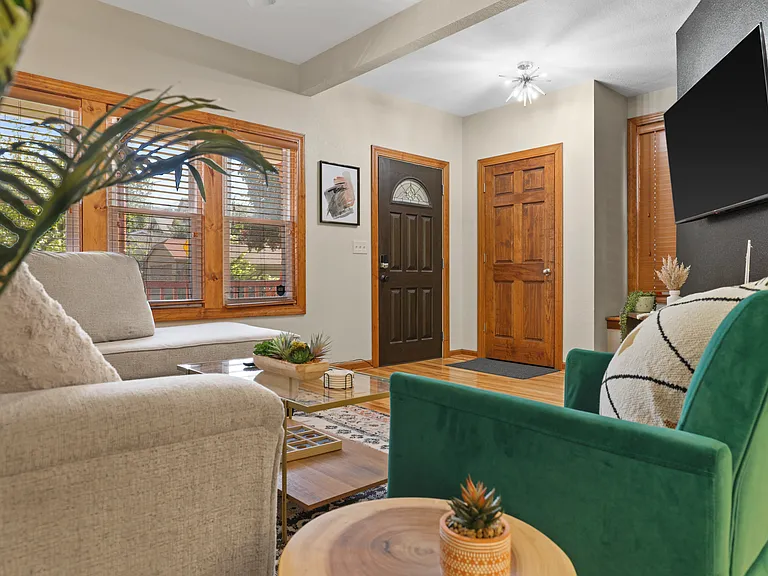 216 E Smith St — Photo 21