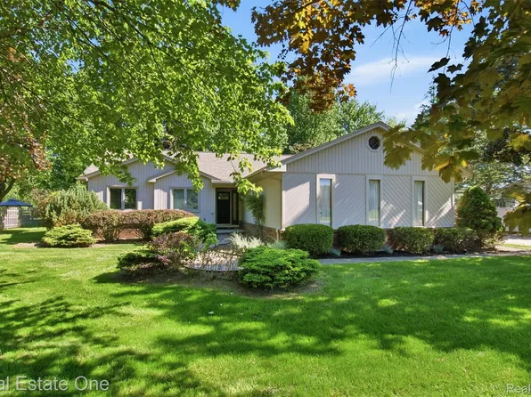 4425 Gardner St, Sterling Heights, MI 48310