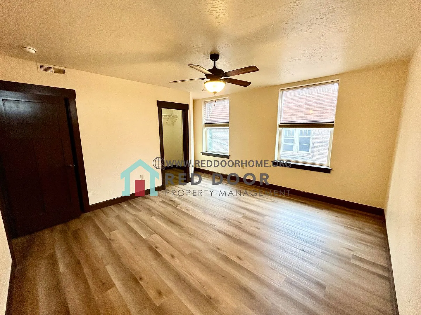 Stunning Downtown Condo with Style and Comfort — Photo 4