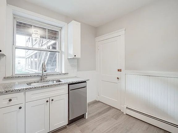 3rd image of 25 Roslyn St #10
