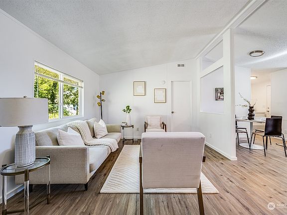 3rd image of 18680 1st Avenue NE
