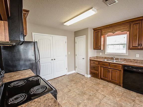 2nd image of 1410 Yucaipa Cir