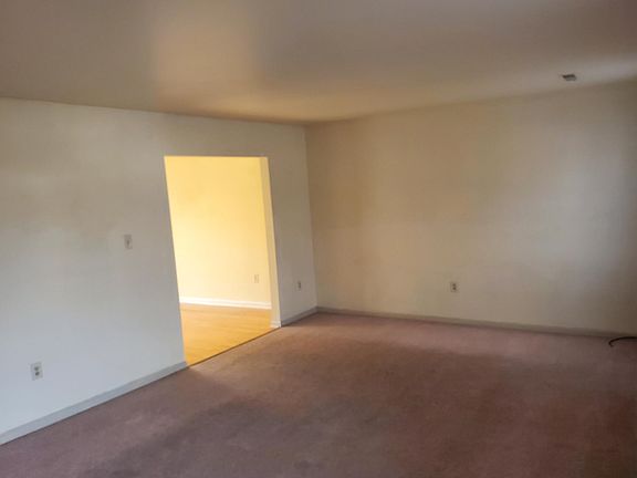 4th image of 12 Amber Ct