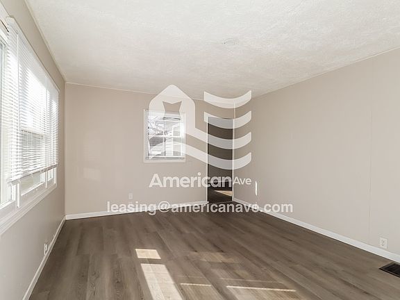 1807313_002_wm_-_living_room_13606421.jpg