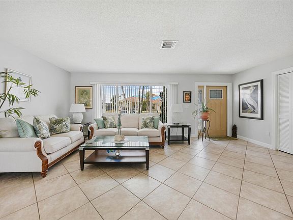 3rd image of 854 Pamela Dr