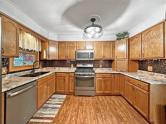 4th image of 1240 Hillcrest Ln