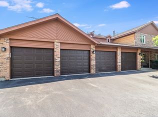 960 West Ct APT B, Naperville, IL 60563
