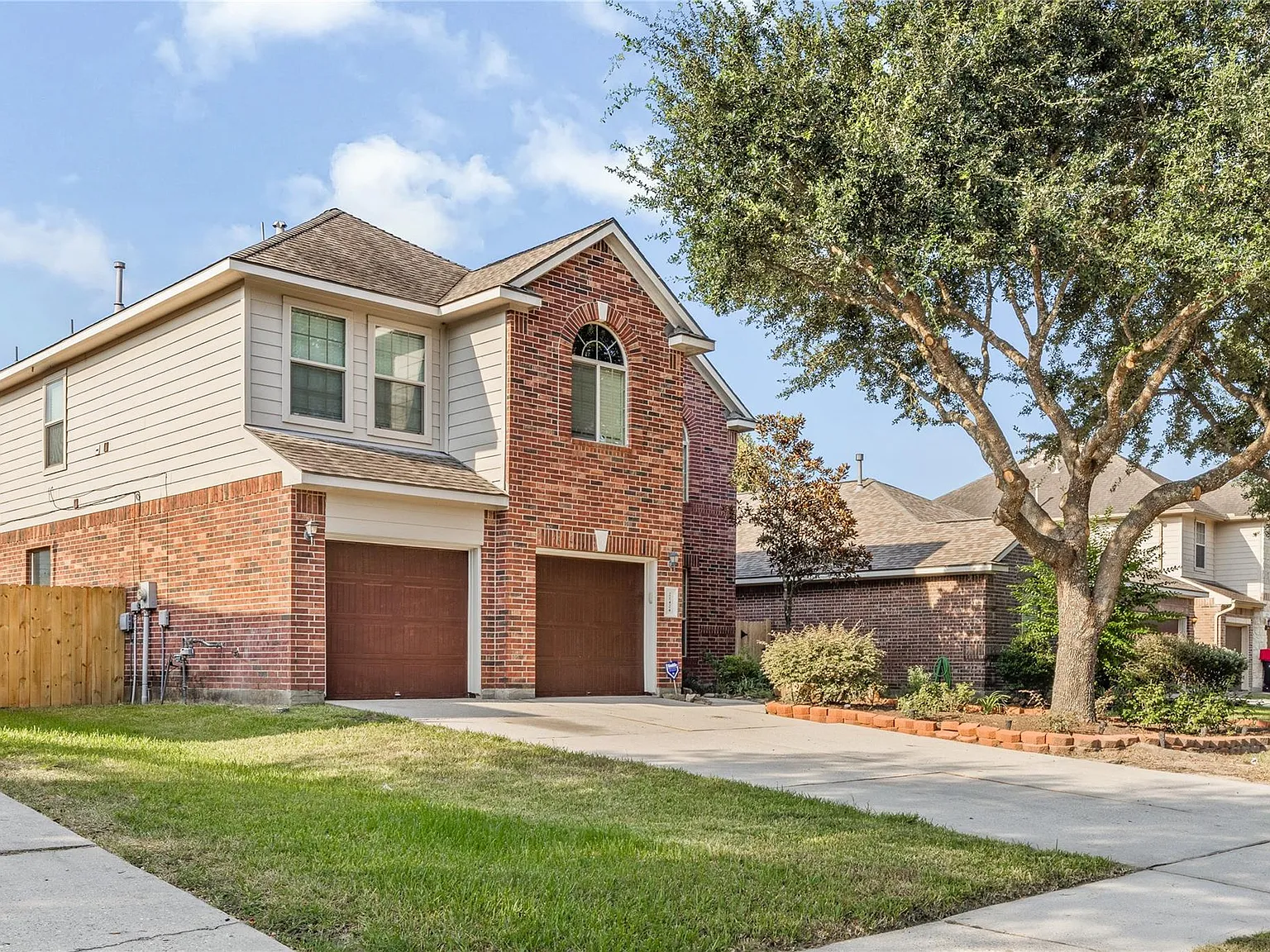 4 bed, 2.5 bath, 2321 sqft, $2,400 — Photo 3