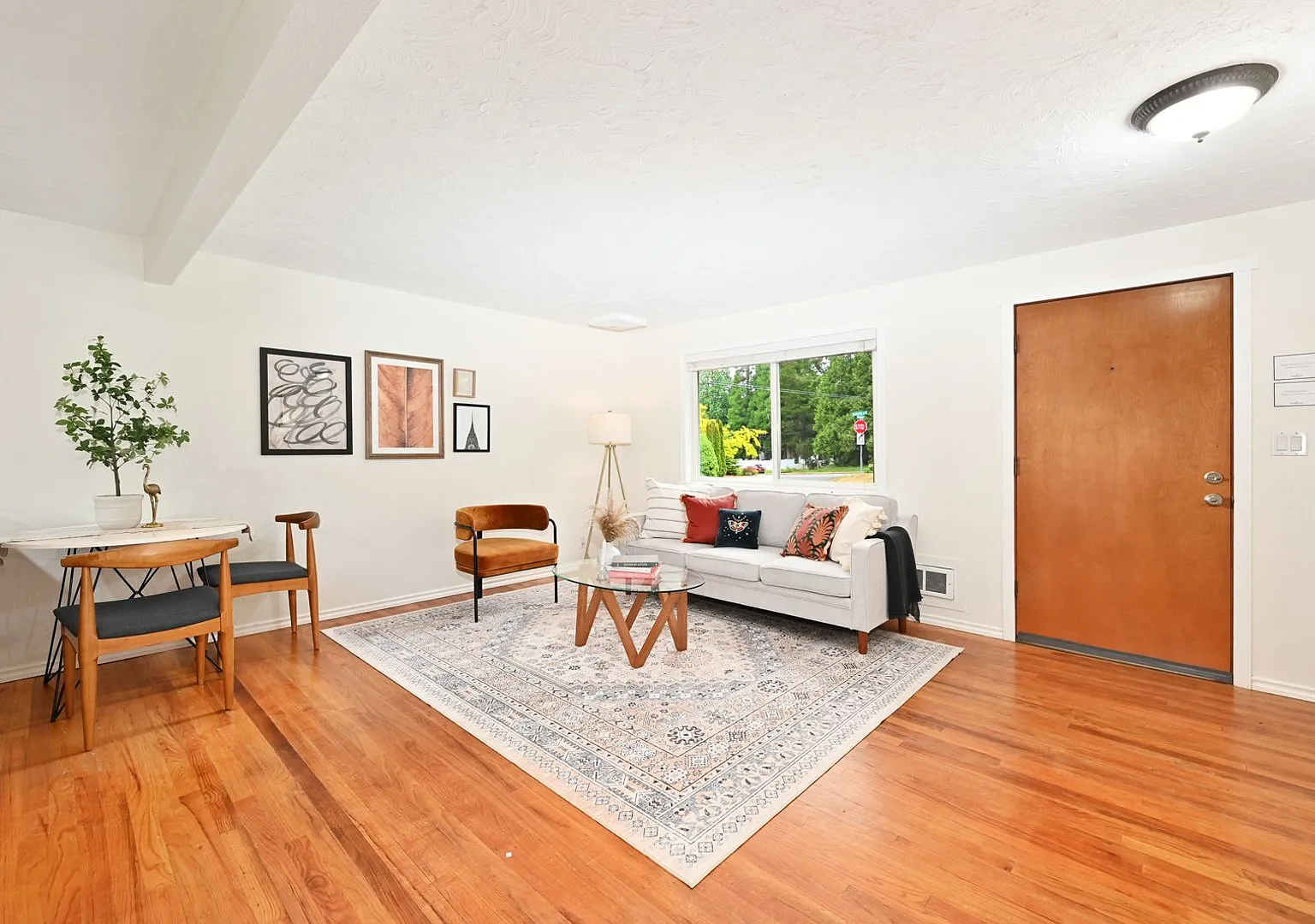 Cozy 2-bedroom 2 bath house in Redmond- Offering a 6-month lease. — Photo 3