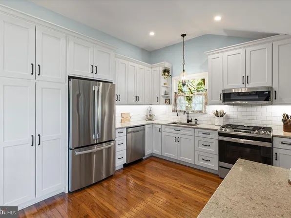 52 Pleasant Valley Dr, West Deptford, NJ 08096