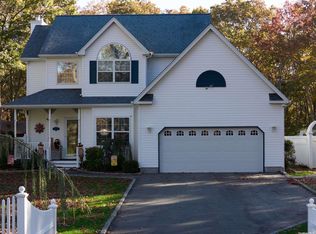 37 N Trainor Ave, Manorville, NY 11949