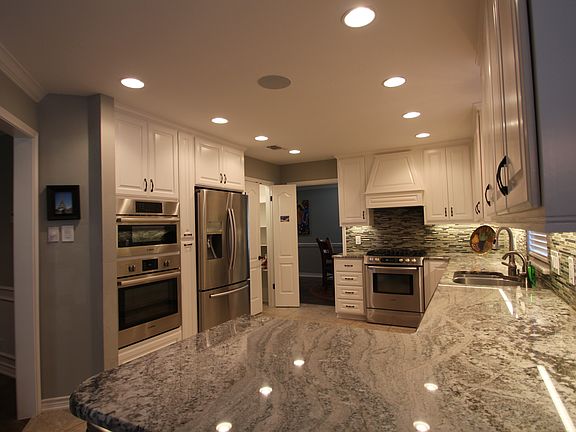 KITCHEN WITH GRANITE TOPS